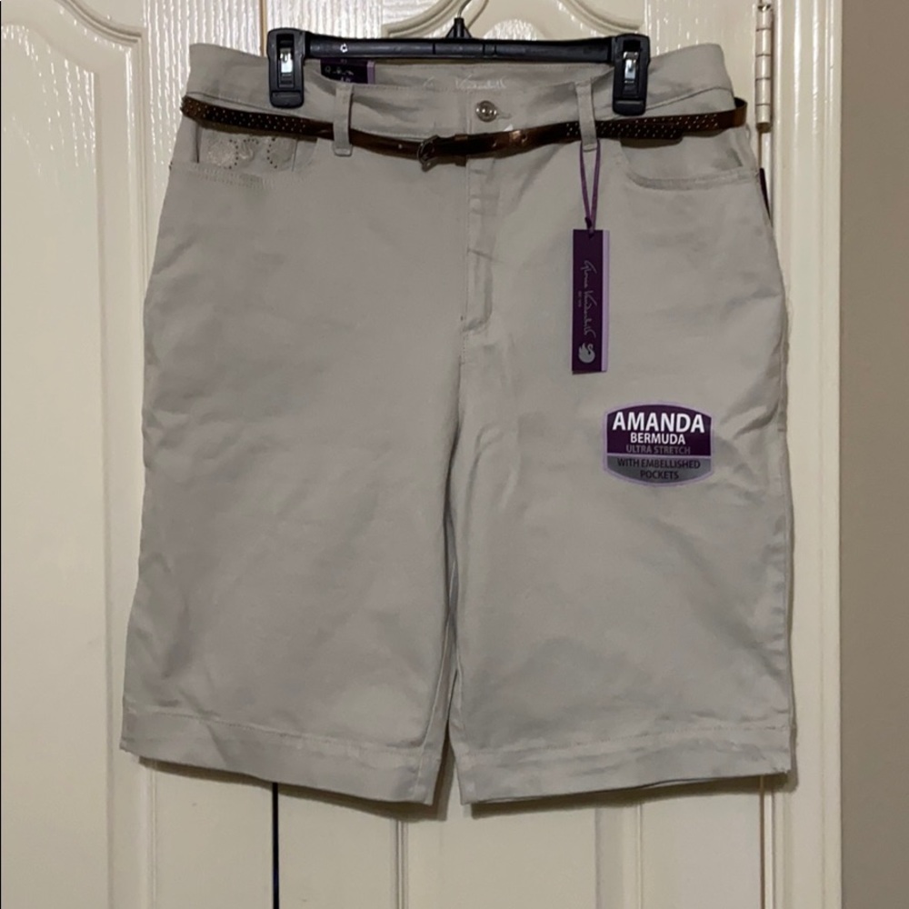 Gloria Vanderbilt Amanda Beige Shorts size 16 NWT